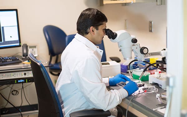 Trainee using an electron microscope.