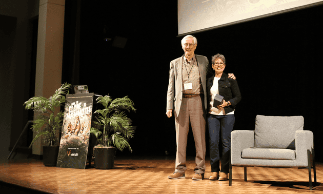 Peter Ziegler presents Dr. Beth Shapiro with an award following her lecture at the Weasler Auditorium on November 13.